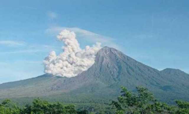 Erupsi Gunung Semeru Pagi Ini