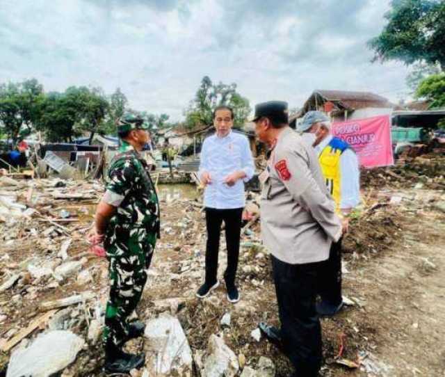 Presiden Perintahkan TNI-Polri Bantu Bersihkan Puing Reruntuhan Gempa Cianjur