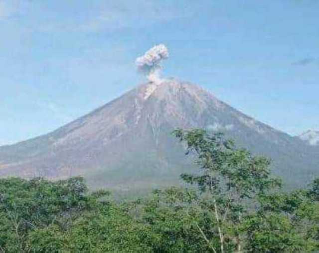 Gunung Semeru Meletus