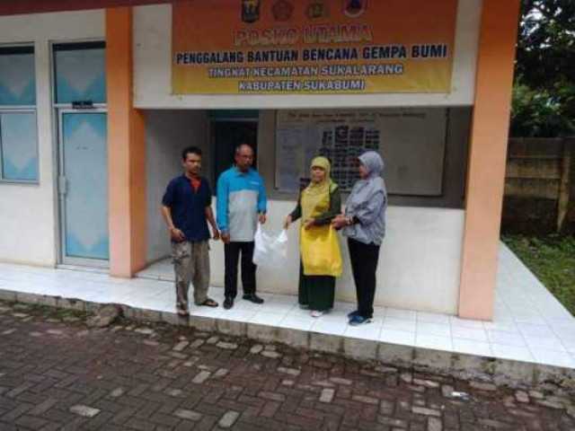 KADIS Perikanan, Nunung Nurhayati Serahkan Bantuan UMKM Dekranasda Ke Posko Penanganan Bencana Sukalarang