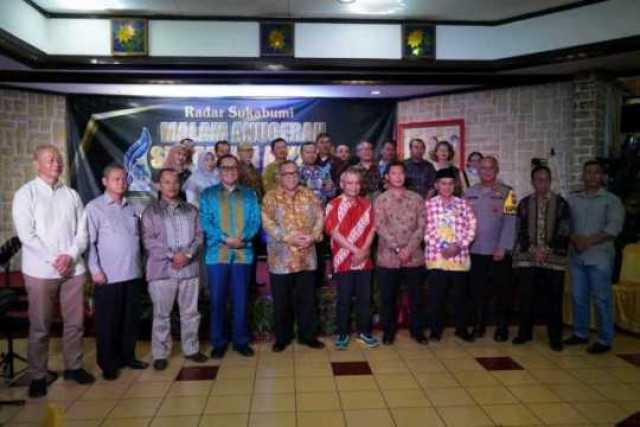 Bupati Kab. Sukabumi, Drs.H.Marwan Hamami, MM Terima Penghargaan Kepala Daerah Inspiratif Dari Radar Sukabumi