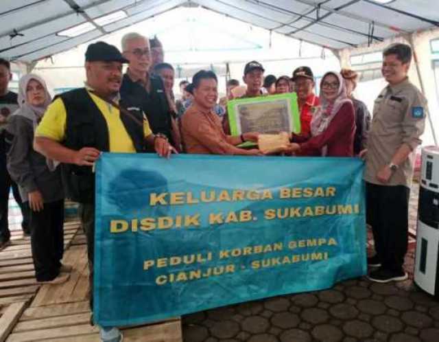 Kepala Dinas Pendidikan Kab. Sukabumi Beserta Jajarannya Menyalurkan Bantuan Ke Warga Yang Terdampak Gempa Cianjur dan Sukabumi