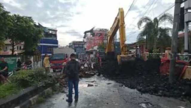 Diduga Oknum Sopir ‘Ngantuk’, Truk Batubara Bermuatan 30 Ton Terbalik