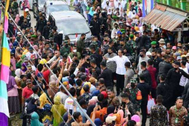 Presiden Salurkan Bantuan untuk Pedagang di Pasar Sila NTB