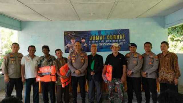 Kegiatan JUMAT CURHAT Kapolres Bersama Kasat Polairud Polres Bangka Barat Bagikan Alat Keselamatan 