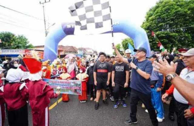Resmi Bupati Lanosin Lepas Ribuan Masyarakat Antusias Ikuti Jalan Sehat HUT OKU Timur Ke-19