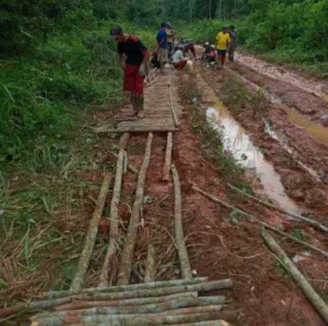 Jalan penghubung rusak parah,warga meminta pemerintah kab ogan ilir lakukan perbaikan.
