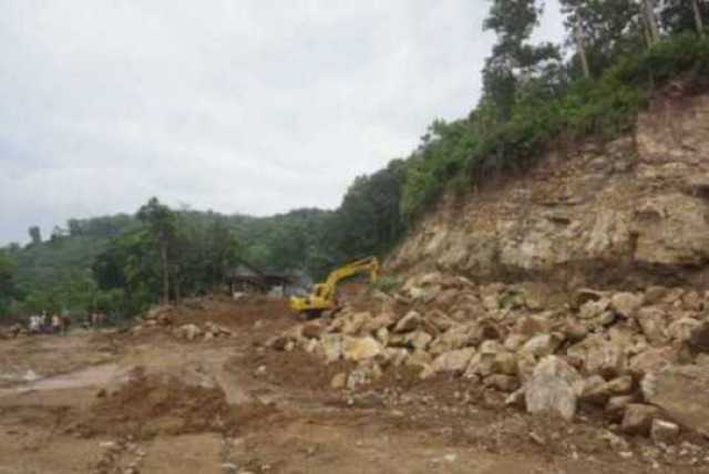 Talud Longsor Timpa 2 Rumah Warga, Aktifitas Tambang Galian C di Perbatasan Klaten Jadi Sorotan