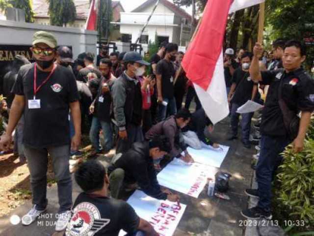 Gedung Kejari Pati di Geruduk Ormas dan LSM, Kritisi Soal Kasus Bumdesma yang Mangkrak. Ini Tuntutannya