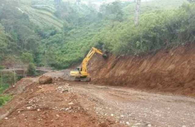 Aktifitas Pengerukan Tanah di Ngargoyoso Karanganyar Disoal Warga, Dikhawatirkan Bisa Merusak Kawasan Wisata. Spanduk Serempak Terpanjang di Beberapa Titik Jalan