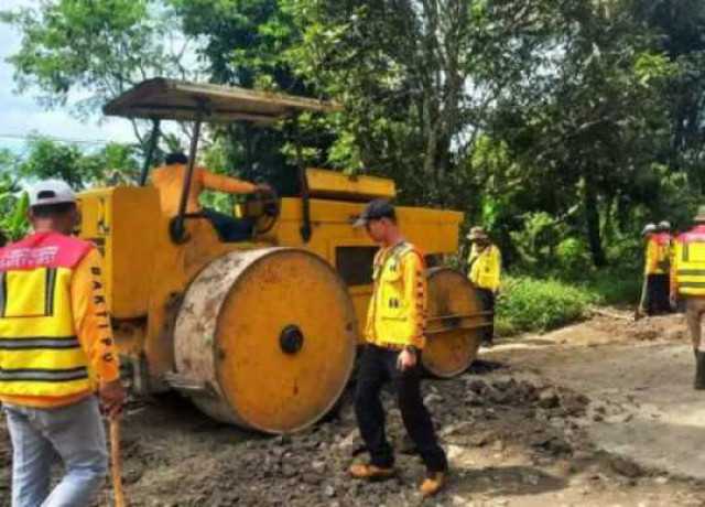 Penanganan Sementara, Dinas Pekerjaan Umum Kab. Sukabumi Tambal Lubang Jalan Ruas Jampangkulon-Cikaso
