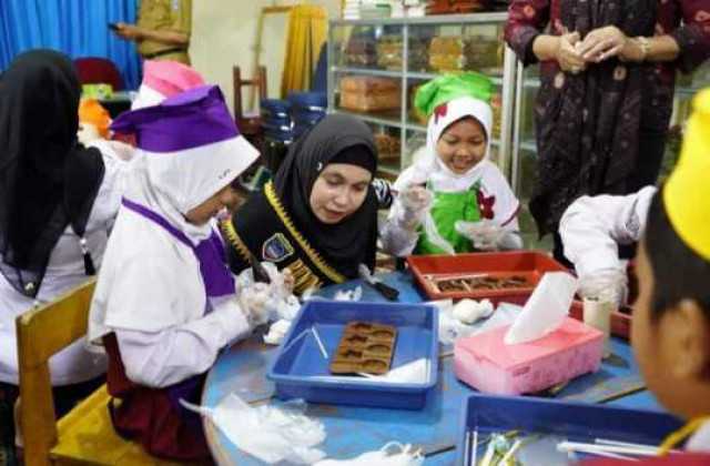 Pelatihan Pembuatan Cokelat, dr. Sheila Noberta Akrab Dengan Anak-anak