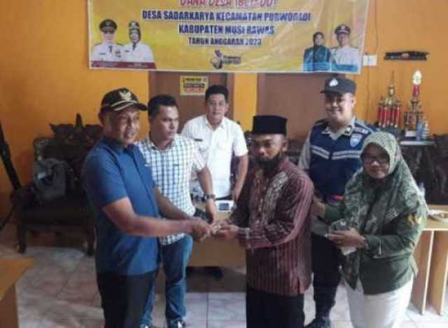Pembagian BLT DD Desa Sadarkara Tahun 2023 untuk 3 Bulan  Sukses Dilaksanakan.