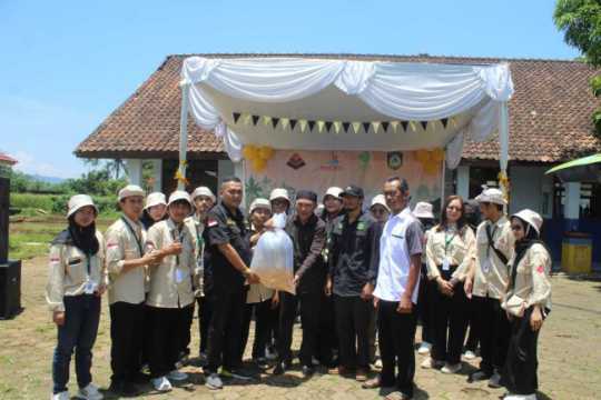 LSM dampal Jurig dan BPDSHL KLHK RI BP Plara Gandeng Mahasiswa KKM STIE pasim dan Warga Sindang Palay Kota Sukabumi Tanam Pohon Tebar Bibit Ikan Di Sungai HBR/HAS Untuk SELINGKUH (Selamatkan Lingkungan Hidup)