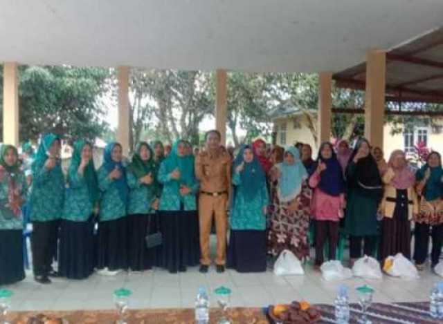 Kunjungi Kecamatan Jayapura, dr. Sheila Noberta Sp.A.,M.Kes Bagikan Paket Sembako untuk Lansia Dan Masyarakat Kurang Mampu