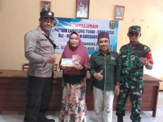 Melaksanakan Program "AA DEDE", Bhabinkamtibmas Monitoring Penyaluran BLT-DD.