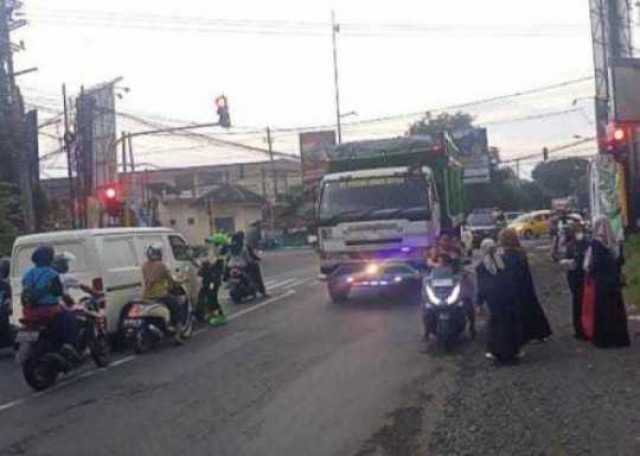 Aksi Bagi Takjil Mahasiswi Akademi Kebidan Sakinah Pasuruan