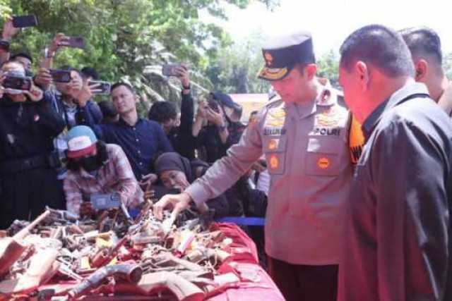 Polda Sumsel musnakan ratusan senjata api rakitan hasil operasi.  