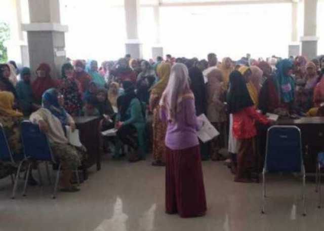 Penyaluran Bantuan Beras Untuk Masyarakat Desa Sumber Anyar