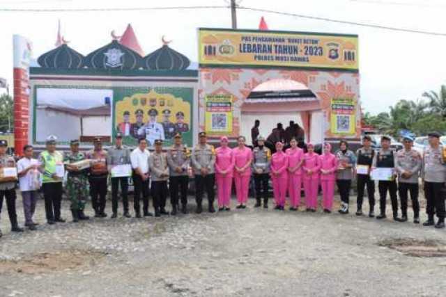 Kapolres bersama ketua Bhayangkari Musi rawas tinjau pos pengamanan.