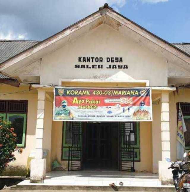 Ketua BUMdes Sumber Amanah Bersama Kades ihwal Tudingan dugaan kejanggalan Dana BUMdes 2019-2021.