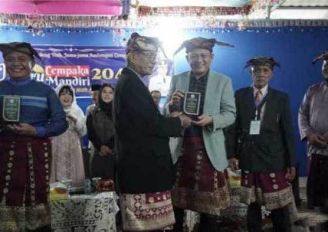 Halal Bihalal Bersama Masyarakat Cempaka, Gubernur HD Dan Bupati Enos Diberi Jajuluk