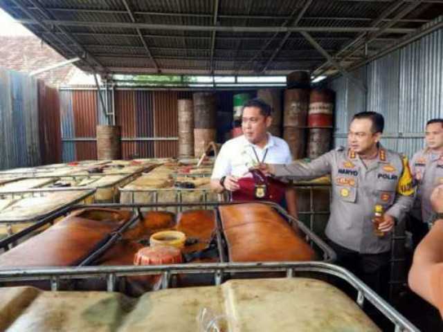Polrestabes palembang ungkap kasus minyak illegal.