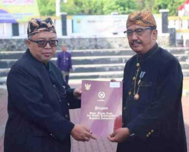 Peringati Hardiknas, Bupati Sukabumi Memberikan Penghargaan Satyalencana Karya Satya Kepada Kadis PU Kab. Sukabumi Asep Japar dari Presiden Republik Indonesia