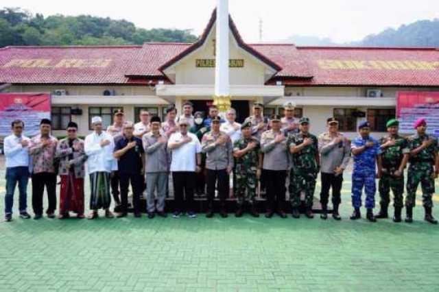 Kunjungan Kerja KAPOLDA JABAR, Bupati Kab. Sukabumi Sampaikan Apresiasi Program Inovasi "AA DEDE CURHAT DONG"