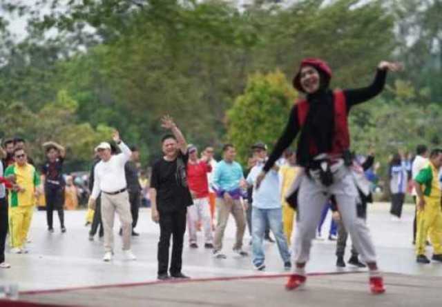 Peringati HUT Sumsel ke-77, Bupati Enos Dan Masyarakat OKU Timur Antusias Ikuti Jalan Santai dan Senam Bersama