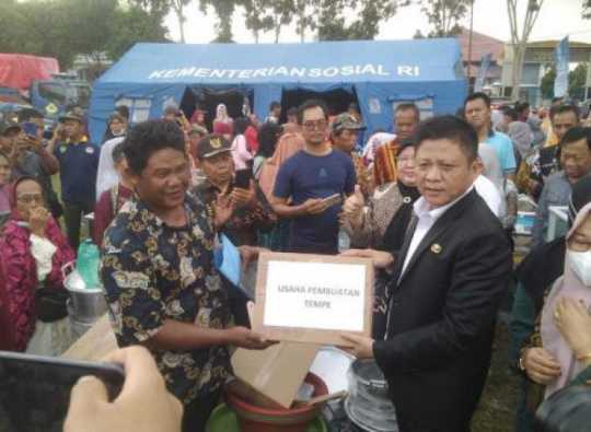 Bupati Enos Serahkan Bantuan Usaha Ekonomi Produktif Tahun 2023