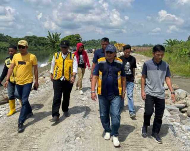  Muhammad Fauzi Tinjau Tanggul Sungai Baliase Yang Jebol