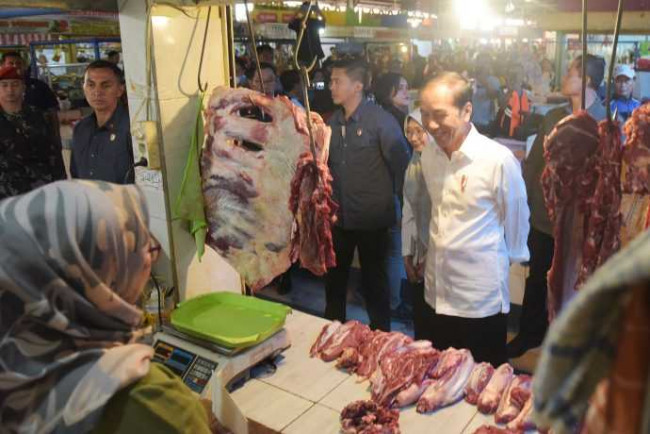 Kunjungi Pasar Cihapit, Presiden Jokowi Tinjau Harga dan Sapa Warga