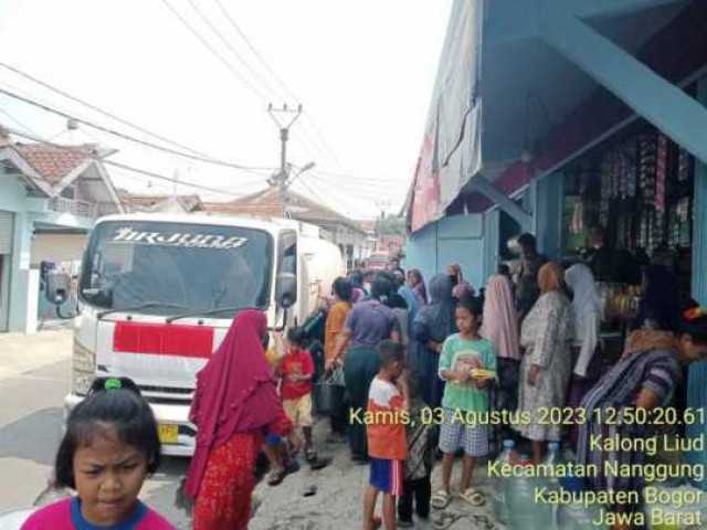 Desa Kalongliud Bantu Droping Air Bersih Untuk Warga