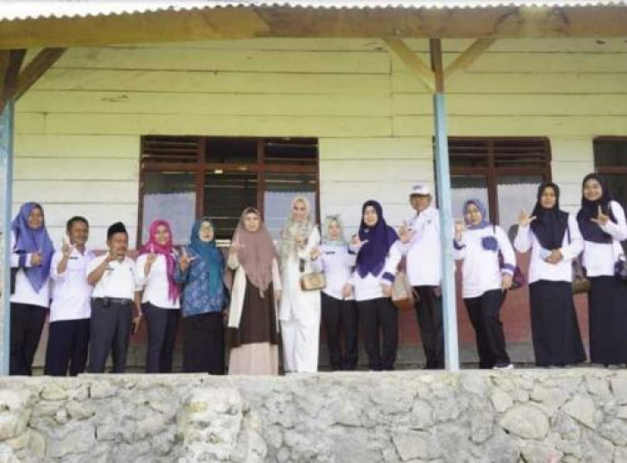 dr. Sheila dan Jajaran Belusukan Ke Dusun Karang Menjangan Desa Mendah Jayapura Kunjungi Sekolah Filial