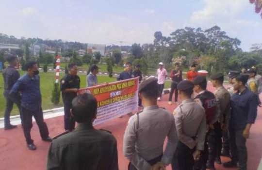 FKMB dan LSM PEKO ,Gelar Aksi Dikantor DPRD Mura.