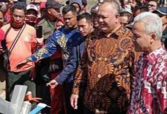 Ganjar Pranowo Dorong Nelayan di Jateng Gunakan Kapal Bermotor Listrik