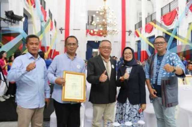 Wabup Sukabumi Menerima Penghargaan Untuk Diskominfosan Pada Festival Literasi Digital Jabar