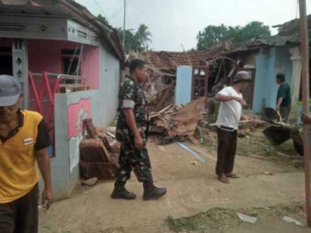 Satu rumah roboh akibat angin kencang di Desa Ciaruteun Ilir, Kecamatan Cibungbulang, Kabupaten Bogor.