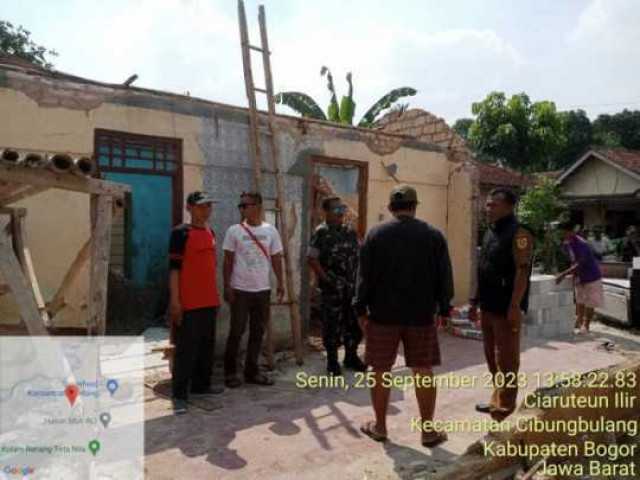 Gercep Kades Ciaruteun Ilir bersama Babinsa perbaiki rumah yang roboh akibat angin kencang