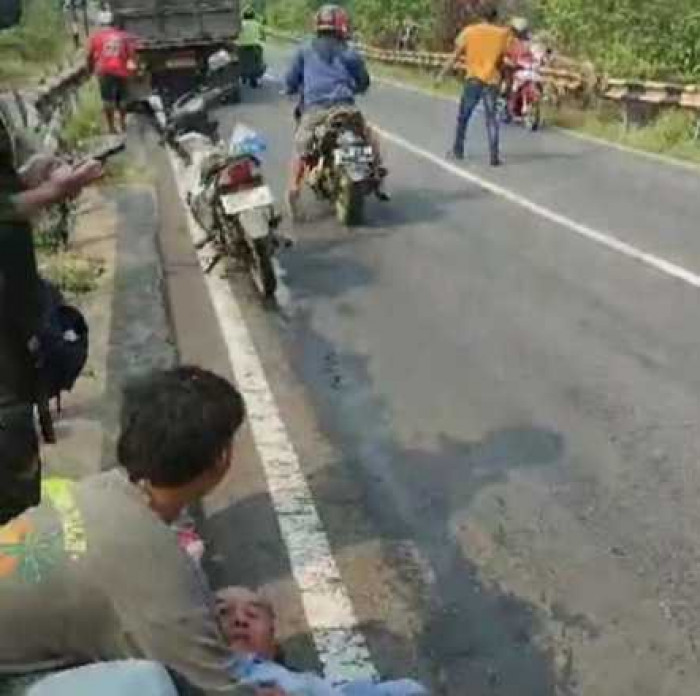 Kecelakaan tunggal akibat oli tumpah di Jembatan Kasongan, LAI Kalteng bawa korban ke RS