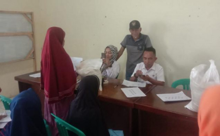 Pemdes Leuwimekar Salurankan Beras 632 KPM, Ketahanan Pangan Melalui Kantor Pos Kecamatan Leuwiliang