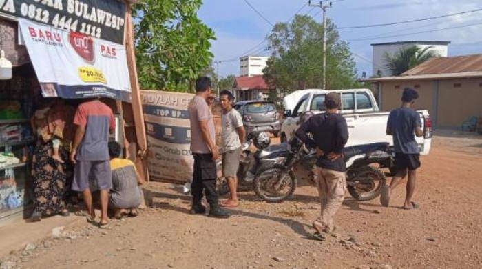 Insiden sebuah Mobil Hilux tabrak Warung Sembako