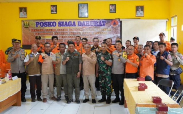 WABUP Sukabumi Dampingi Kepala BNPB Tinjau Lokasi Pergerakan Tanah Desa Bencoy Cireunghas