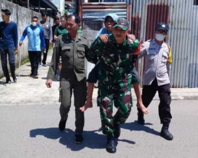 Babinsa Koramil 418-01/Makrayu Gerak Cepat Bantu Evakuasi Lansia Yang Hidup Sebatang kara