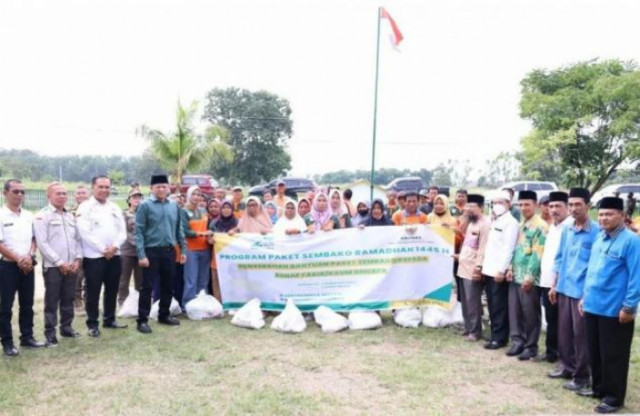 Pemkab OKU Timur Bersama BAZNAS Salurkan Bantuan Paket Sembako