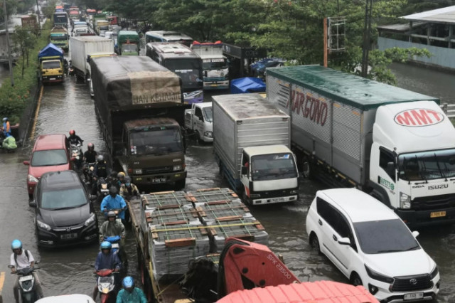Jalur Pantura Kaligawe Semarang Lumpuh Total Akibat Banjir