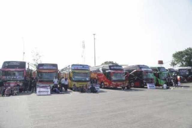 (Pj) Wali Kota Tangerang Nurdin, Plt BPTJ Suharto, Kadishub  Achmad Suhaely, Kadinkes  dr. Dini Anggraeni Lepas Mudik Gratis di Terminal poris Plawad