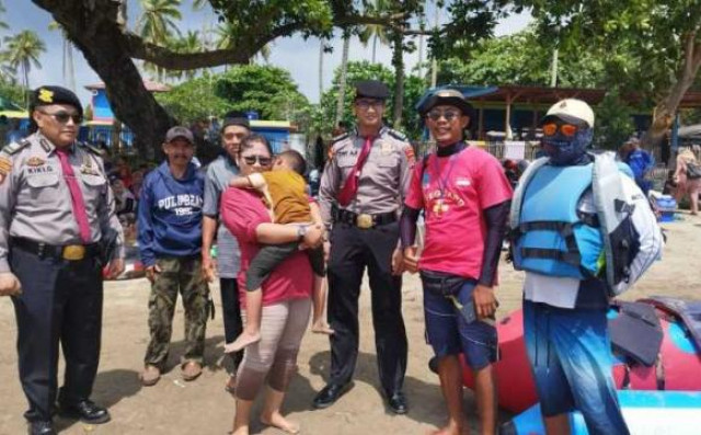 Ditpamobvit Polda Banten Berhasil Pertemukan Anak yang Terpisah Dengan Orang Tuanya di Pantai Anyer