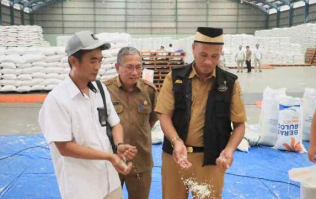 DPKP Kabupaten Tangerang Cek Mutu Beras Bantuan